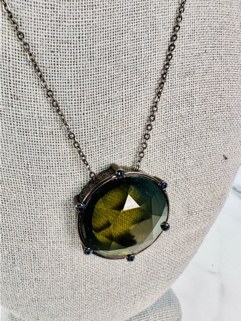 Round Faceted Olive Green Pendant Necklace Liz & Co Gunmetal Chain Signed Bold - Picture 6 of 10